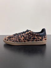 Load image into Gallery viewer, H & M Mens Athletic Shoes Womens 9