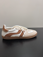 Load image into Gallery viewer, H & M Mens Athletic Shoes Mens 9