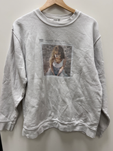 Load image into Gallery viewer, Long Sleeve Top Size Medium
