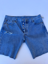 Load image into Gallery viewer, Levi Denim Size Large
