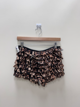 Load image into Gallery viewer, Windsor Shorts Size Large
