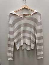 Load image into Gallery viewer, Moon &amp; Madison Sweater Size Small
