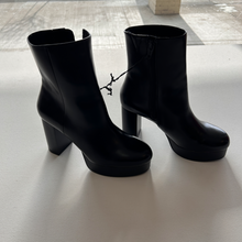 Load image into Gallery viewer, H &amp; M Boots Womens 7.5
