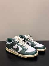 Load image into Gallery viewer, Nike Womens Athletic Shoes Womens 7
