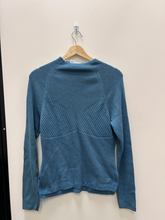 Load image into Gallery viewer, Gym Shark Long Sleeve Top Size Large
