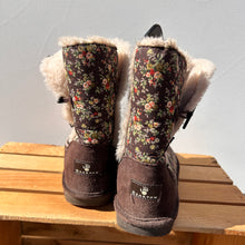 Load image into Gallery viewer, Bearpaw Boots Womens 8
