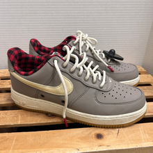 Load image into Gallery viewer, Nike Womens Athletic Shoes Womens 7.5
