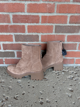 Load image into Gallery viewer, Dolce Vita Boots Womens 9
