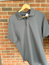 Load image into Gallery viewer, Under Armour Athletic Top Size Small
