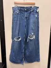 Load image into Gallery viewer, Gap Denim Size 13/14 (32)
