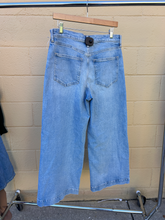 Load image into Gallery viewer, Gap Denim Size 9/10 (30)

