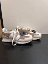 Load image into Gallery viewer, New Balance Casual Shoes Womens 7
