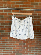 Load image into Gallery viewer, American Eagle Short Skirt Size Large
