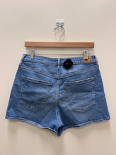 Load image into Gallery viewer, American Eagle Shorts Size 7/8
