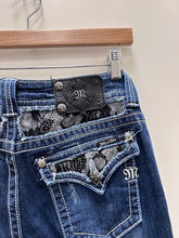 Load image into Gallery viewer, Miss Me Denim Size 9/10 (30)
