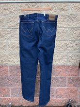 Load image into Gallery viewer, Wrangler Denim Size 36
