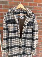 Load image into Gallery viewer, Universal Thread Heavy Outerwear Size Small
