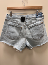 Load image into Gallery viewer, Abercrombie &amp; Fitch Shorts Size 3/4

