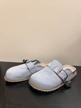 Load image into Gallery viewer, Cushionaire Casual Shoes Womens 8
