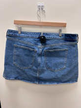 Load image into Gallery viewer, Abercrombie &amp; Fitch Short Skirt Size 13/14
