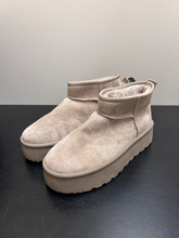 Load image into Gallery viewer, Boots Womens 10
