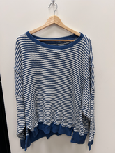 Load image into Gallery viewer, American Eagle Sweater Size Large
