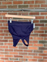 Load image into Gallery viewer, Lulu Lemon Sports Bra Size Medium
