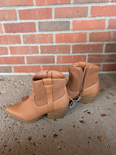Load image into Gallery viewer, Universal Thread Boots Womens 7.5
