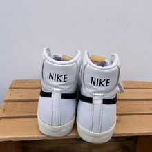 Load image into Gallery viewer, Nike Casual Shoes Womens 7.5
