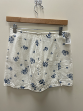 Load image into Gallery viewer, American Eagle Short Skirt Size Small
