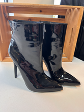 Load image into Gallery viewer, Boots Womens 9.5
