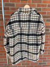 Load image into Gallery viewer, Universal Thread Heavy Outerwear Size Small
