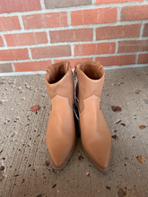 Load image into Gallery viewer, Universal Thread Boots Womens 7.5
