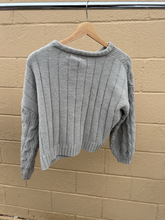 Load image into Gallery viewer, Moon &amp; Madison Sweater Size Small
