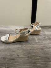 Load image into Gallery viewer, Vince V Camuto Dress Shoes Womens 5.5
