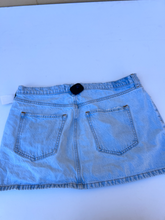 Load image into Gallery viewer, Abercrombie &amp; Fitch Short Skirt Size 15/16

