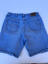 Load image into Gallery viewer, Wrangler Shorts Size 34
