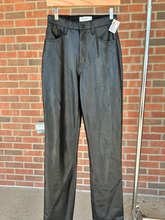 Load image into Gallery viewer, Abercrombie &amp; Fitch Pants Size 1/2 (26)
