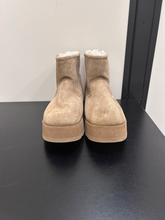 Load image into Gallery viewer, Time &amp; Tru Boots Womens 9
