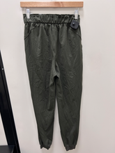 Load image into Gallery viewer, Lulu Lemon Athletic Pants Size 3/4 (27)
