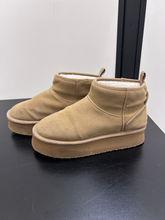 Load image into Gallery viewer, American Eagle Boots Womens 6
