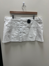 Load image into Gallery viewer, Fashion Nova Short Skirt Size 2XL
