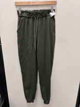 Load image into Gallery viewer, Lulu Lemon Athletic Pants Size 3/4 (27)
