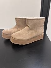 Load image into Gallery viewer, Time &amp; Tru Boots Womens 9
