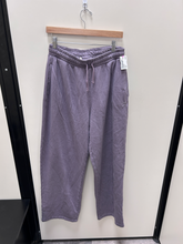 Load image into Gallery viewer, Gym Shark Pants Size Medium
