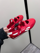 Load image into Gallery viewer, Reebok Womens Athletic Shoes Womens 9.5
