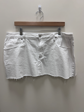 Load image into Gallery viewer, Fashion Nova Short Skirt Size 2XL
