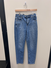 Load image into Gallery viewer, American Eagle Denim Size 3/4 (27)
