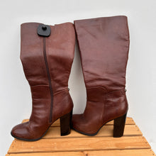 Load image into Gallery viewer, Boots Womens 7
