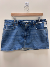 Load image into Gallery viewer, Abercrombie &amp; Fitch Short Skirt Size 13/14
